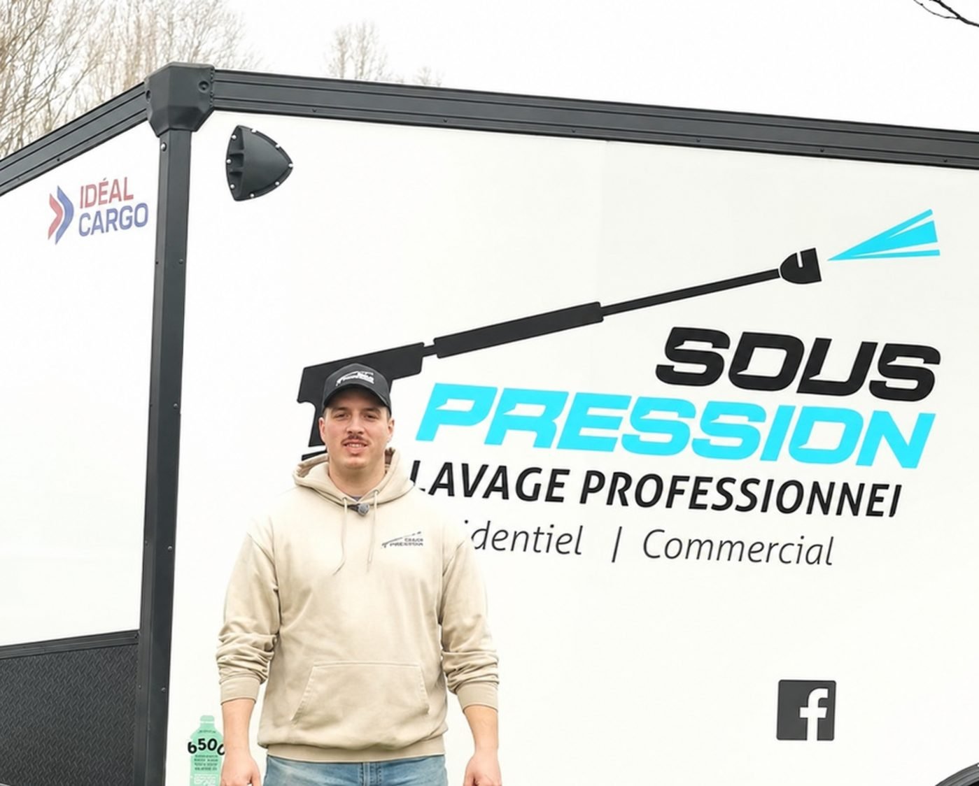 Technicien de Sous Pression devant la remorque de lavage professionnel